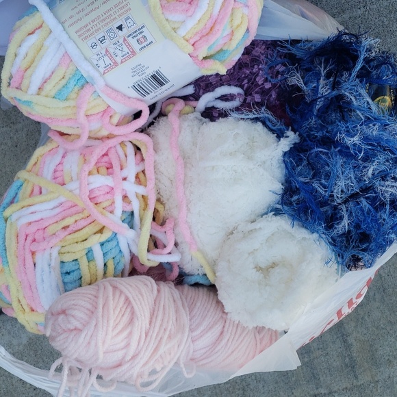 Mystery bag of Yarn filled with new rolls and some scraps - Picture 3 of 4